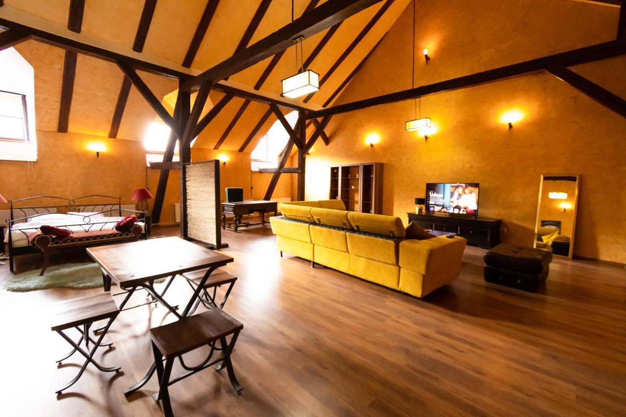 The Attic - Large Open-Space In The Old Town Of Brasov, Minutes Away From The Black Church Zewnętrze zdjęcie